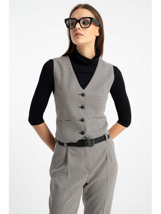 CLICK CLICK Kamizelka 71-0038 Czarny Fitted Fit
