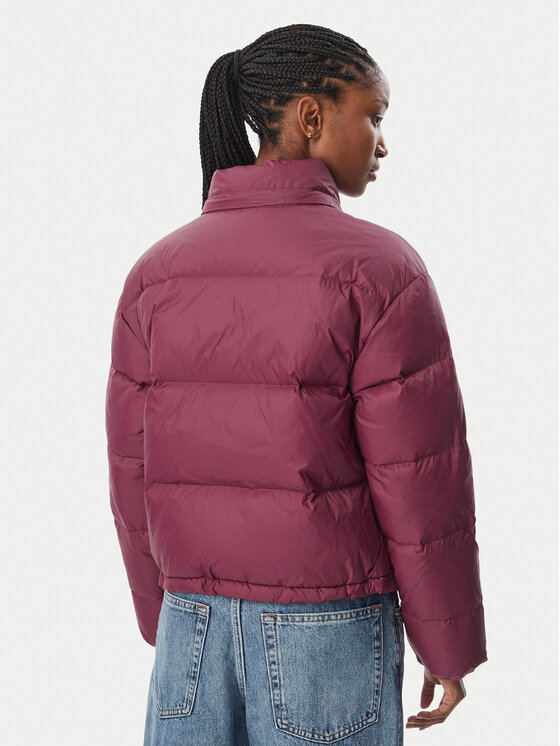 Modelka w kurtce puchowej, uj?cie z ty?u pod lekkim k?tem.