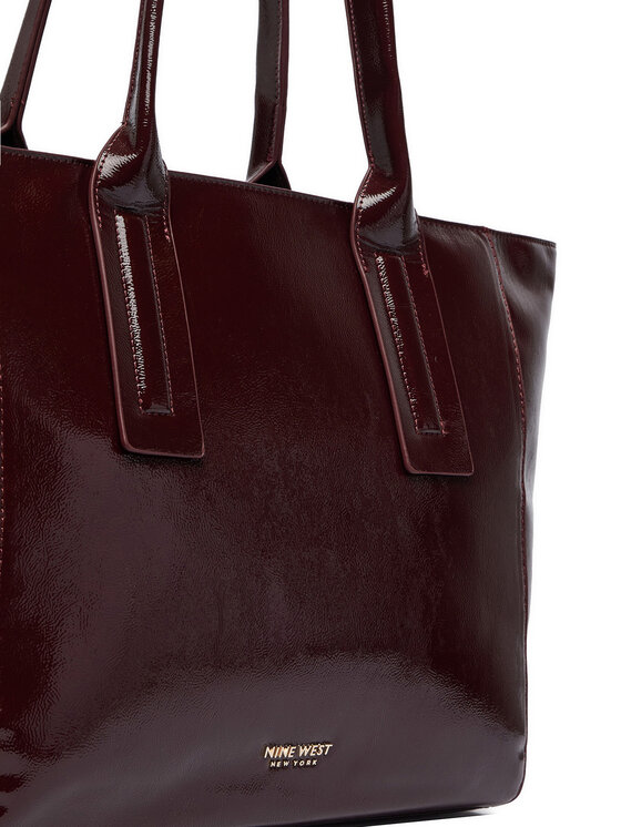 Zbliżenie na górną część torebki shopper z uchwytami.