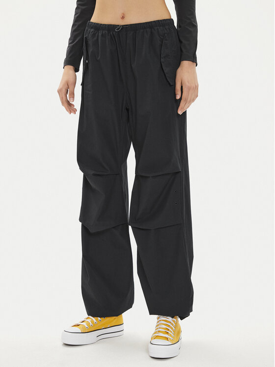 Converse Bavlnené nohavice W Parachute Pant 10026399-A01 Čierna Loose Fit