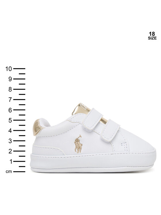 Buty dziecięce z miarką wzrostu pokazane z boku, ujęcie całego produktu.