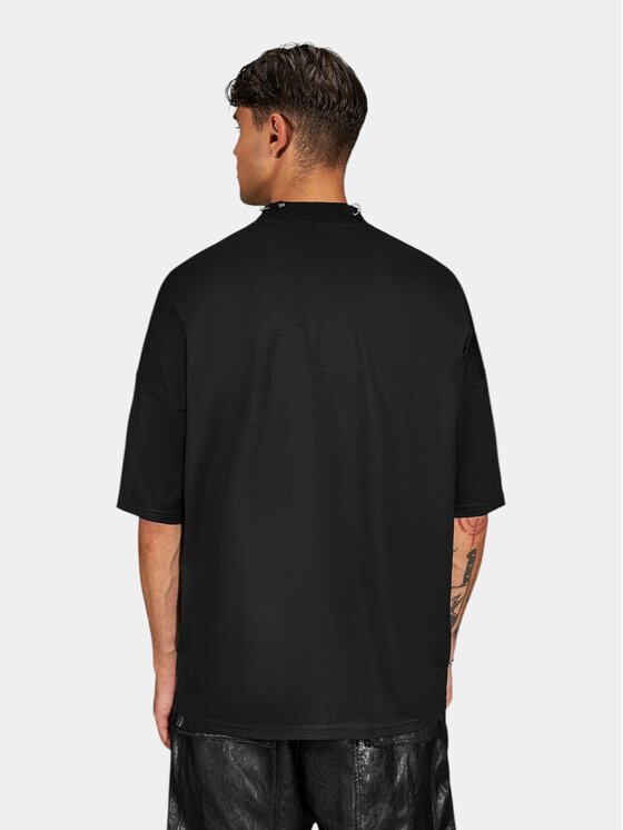 MADE BY SOCIETY MADE BY SOCIETY T-Shirt Gothic - T17692 Czarny Basic Fit