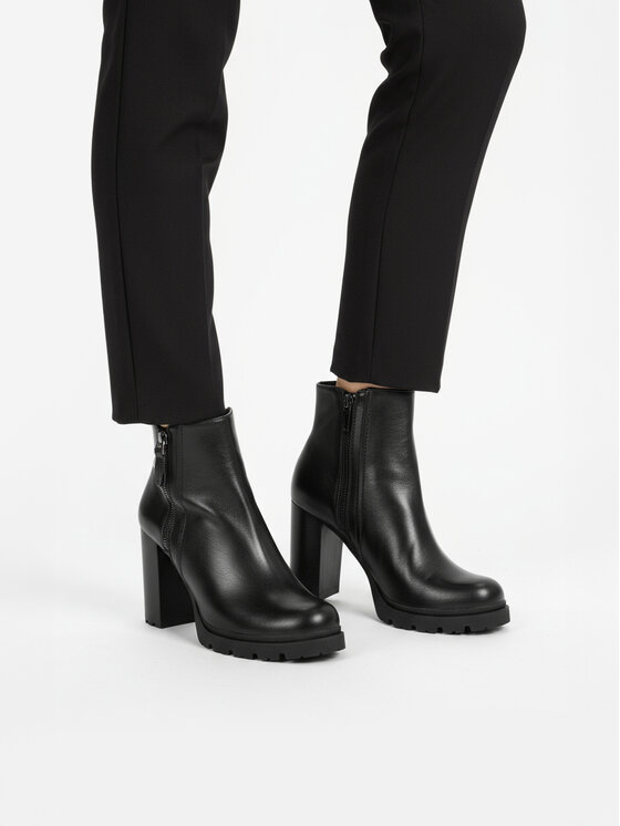 Clara Barson Clara Barson Saapad CEO-MARGO WS5881-15 Must