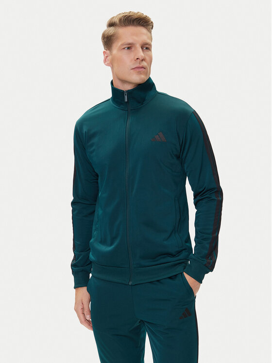 Model w rozpiętym dresie, ujęcie tułowia z przodu, ręce opuszczone.