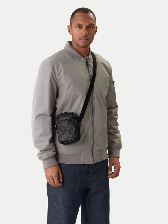 Calvin Klein Ľadvinka Emblem Aop Emboss Slim Reporter LV04D3228G Čierna