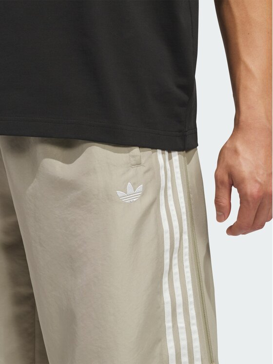 adidas adidas Spodnie materiałowe Basketball Windbreaker Czarny Loose Fit