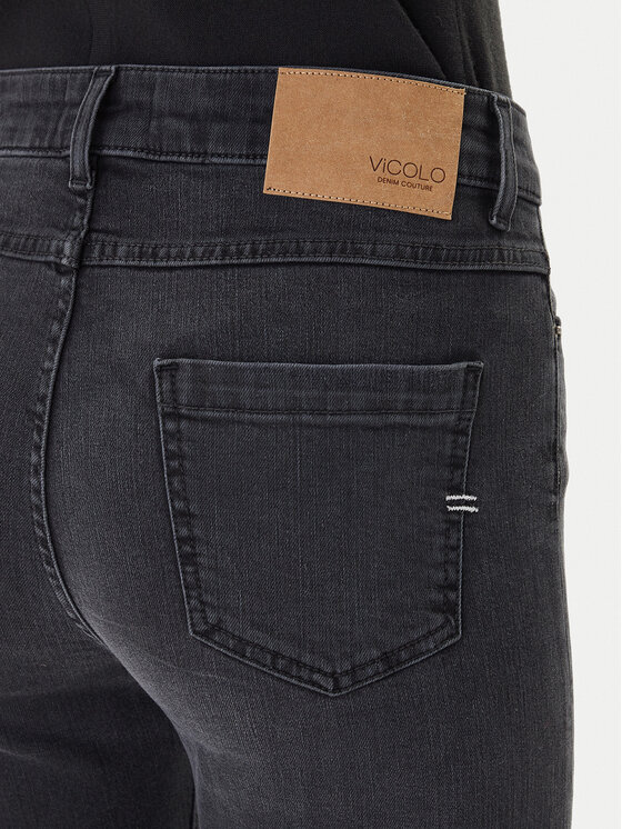 Zbliżenie na tylną część spodni z widoczną kieszenią.