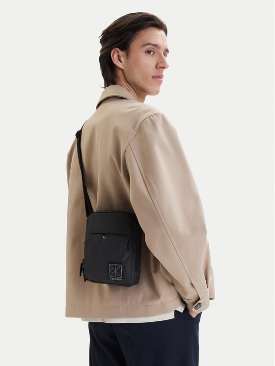 Calvin Klein Geantă crossover Utility Emblem Reporter LV04D3303G Negru