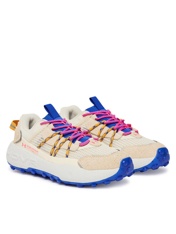 Buty sportowe ustawione pod kątem z przodu, widoczne oba przody cholewek.