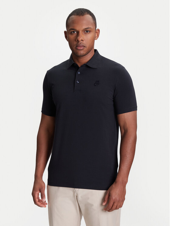 Model w koszulce polo, ujęcie sylwetki od przodu do połowy uda.