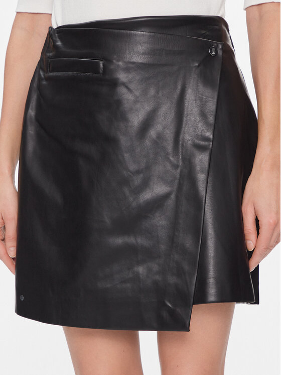 DKNY Sukňa z imitácie kože P3JNTV18 Čierna Regular Fit