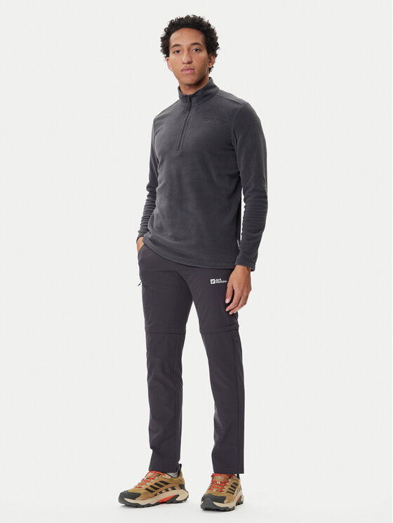 Model w kompletnej stylizacji outdoor, ujęcie całej sylwetki od góry do dołu.