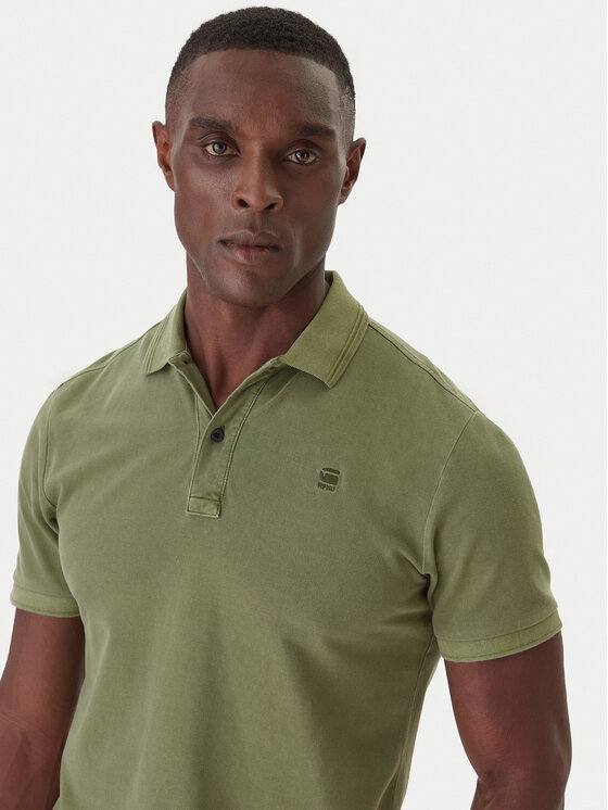 Model w koszulce polo, ujęcie portretowe z przodu.