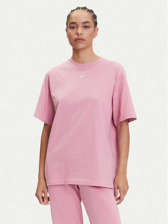 Modelka w T-shircie, ujęcie od przodu do wysokości bioder.