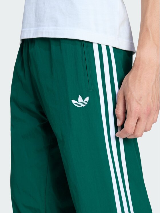 adidas adidas Spodnie dresowe FIREBIRD WOVEN Zielony Regular Fit