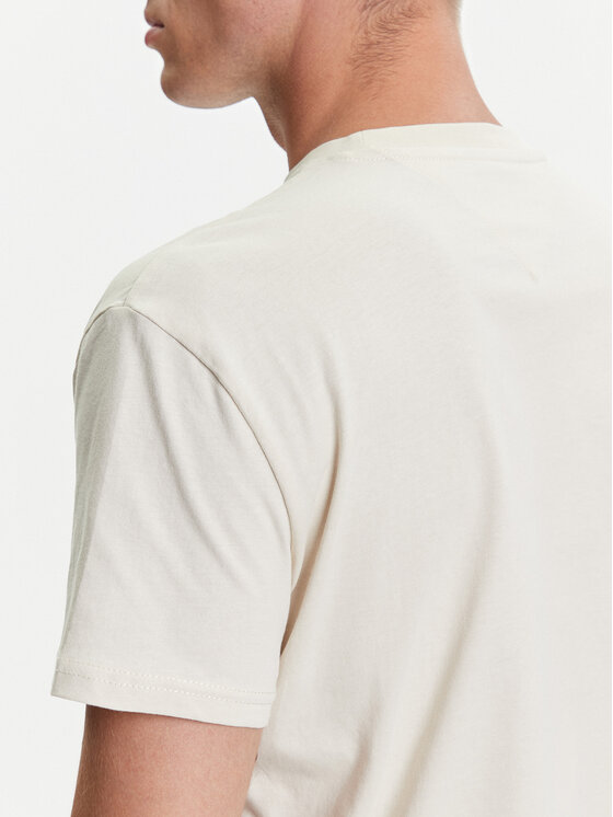 Zbliżenie na górną część pleców koszulki na modelu.