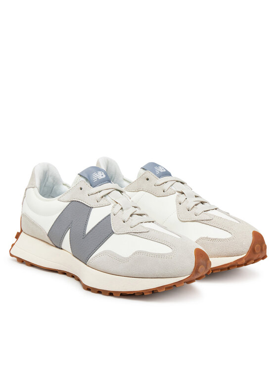 Para butów sportowych ustawiona pod kątem, widok z przodu.