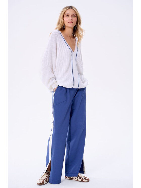 blue shadow blue shadow Sweter Lyna Écru Regular Fit