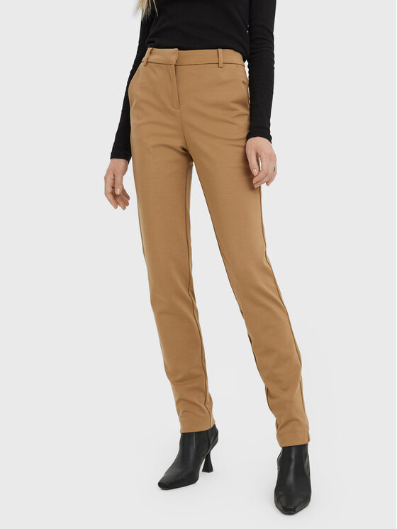 Vero Moda Pantaloni din material Luccalilith 10258104 Maro Regular Fit