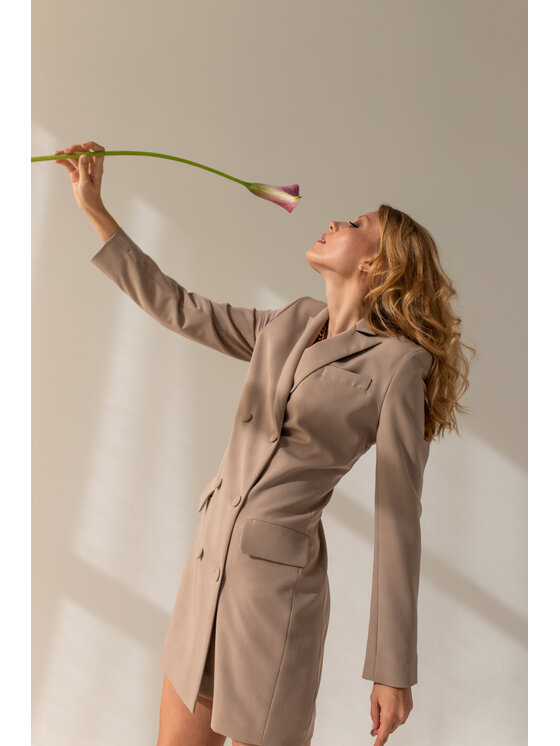 Entelier Entelier Sukienka elegancka dwurzędowa Beżowy Comfortable Fit