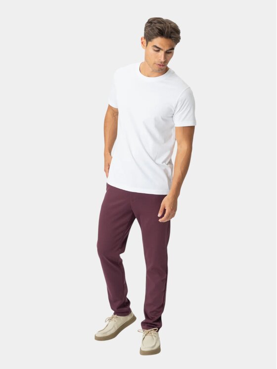 TeeShoppen TeeShoppen Spodnie garniturowe 'Perform Collection' Czerwony Slim Fit