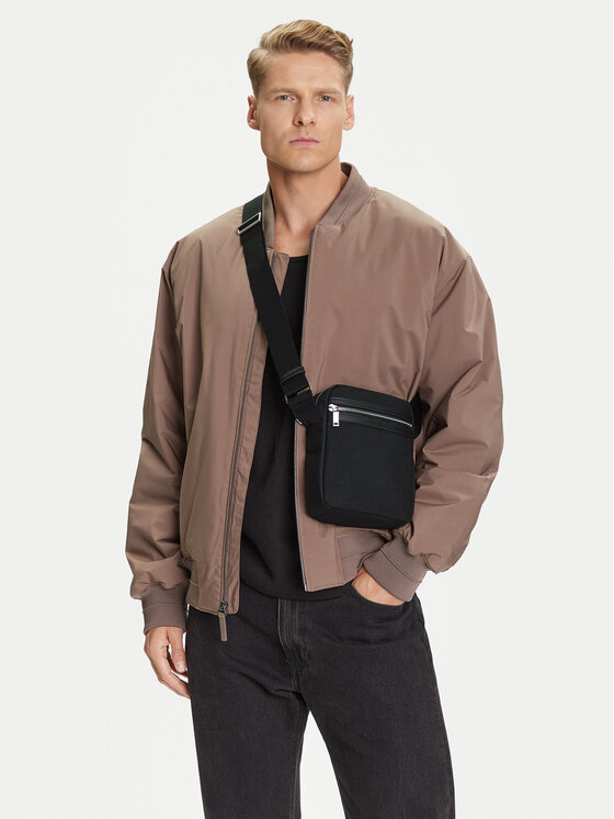 Calvin Klein Calvin Klein Taška cez rameno Contrast Reporter LV04D3175G Čierna