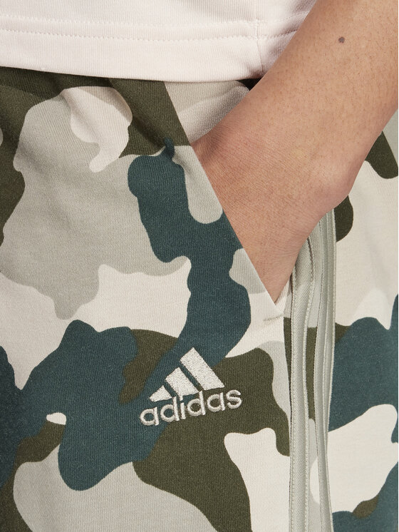 adidas adidas Sportske kratke hlače Seasonal Essentials Camouflage IV7382 Zelena Regular Fit