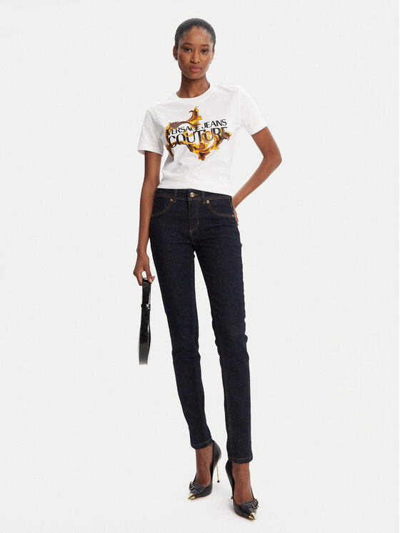 Modelka stojąca przodem, prezentująca spodnie oraz t-shirt.