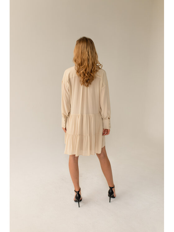 Entelier Entelier Sukienka elegancka z falbanami Beżowy Comfortable Fit
