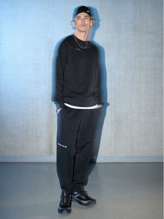 4F 4F Spodnie dresowe IN MOTION Czarny Regular Fit