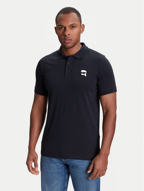 Model w koszulce polo, ujęcie od przodu do wysokości bioder.