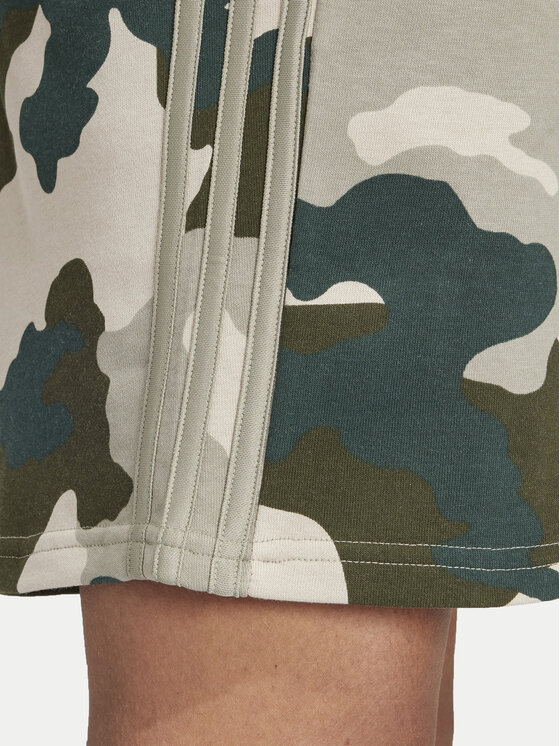 adidas adidas Sportske kratke hlače Seasonal Essentials Camouflage IV7382 Zelena Regular Fit