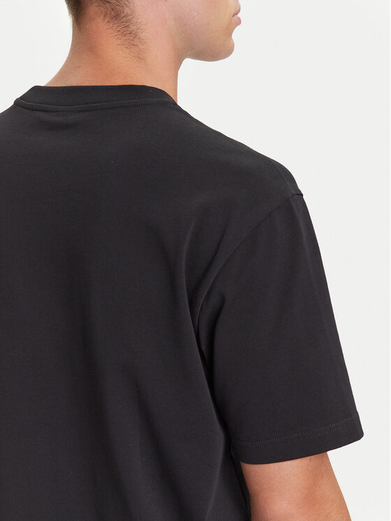 Zbliżenie na tył T-shirtu na modelu, widoczna górna część pleców.