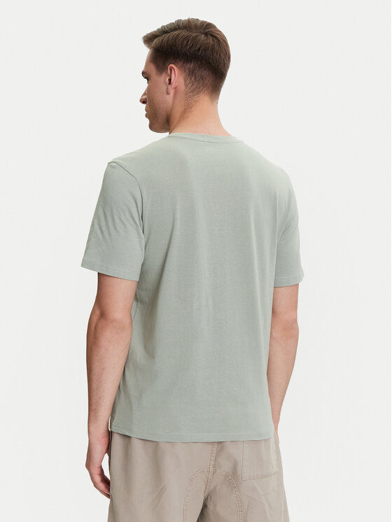 Model w t-shircie, ujęcie od tyłu od pasa w górę.