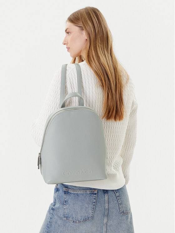 Calvin Klein Calvin Klein Seljakott Embossed Calvin Round Backpack K60K613185 Hall