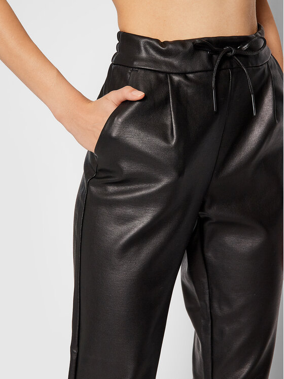 Vero Moda Vero Moda Pantaloni din imitație de piele Eva 10205737 Negru Relaxed Fit