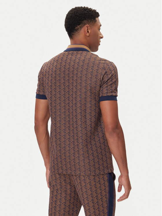 Model w koszulce polo i spodniach, ujęcie od tyłu, widoczny cały tułów.