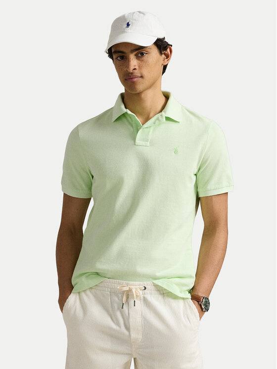 Model w koszulce polo, ujęcie od pasa w górę z przodu.