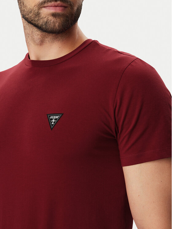 Zbli?enie na górn? cz??? koszulki z widocznym logo na piersi.