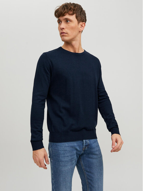 Model prezentujący sweter, ujęcie sylwetki z przodu pod lekkim kątem.