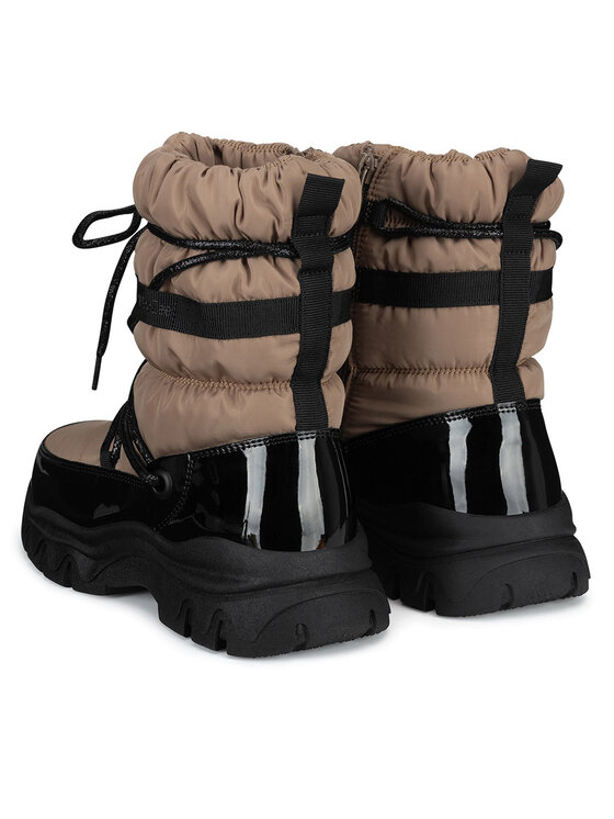 Buty widziane od ty?u, widoczna cholewka i zapi?cie.