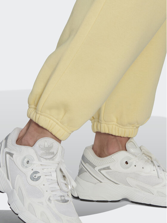 adidas adidas Παντελόνι φόρμας IA1249 Κίτρινο Relaxed Fit
