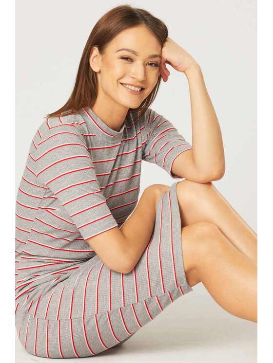 QUIOSQUE QUIOSQUE Každodenní šaty RIB TUBE DRESS 2 Šedá Regular Fit