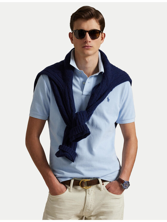Model prezentujący koszulkę polo, sweter przewieszony przez ramiona.