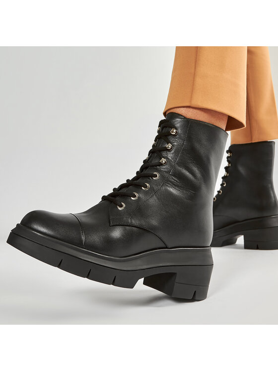 Stuart Weitzman Stuart Weitzman Gležnjarji Nisha S0166 Črna