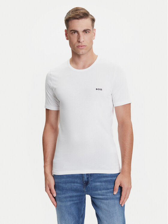 Model w koszulce i jeansach, widok z przodu do ud.