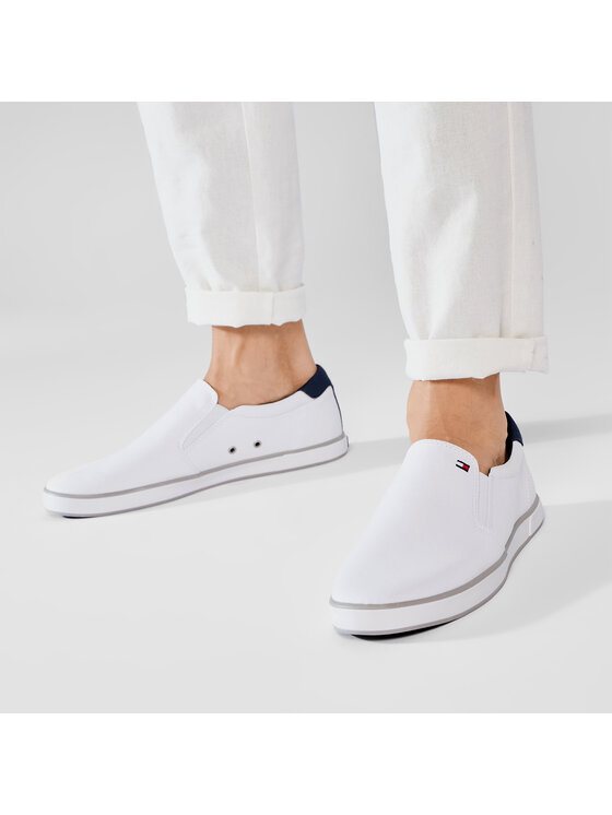 Para butów na stopach modela, uj?cie z przodu pod lekkim k?tem.