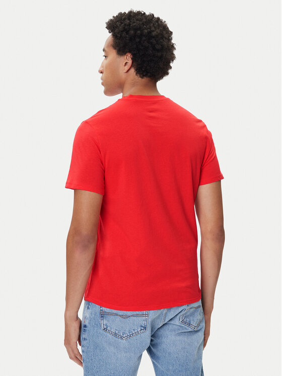 Model w T-shircie, widok na plecy i górną część spodni.