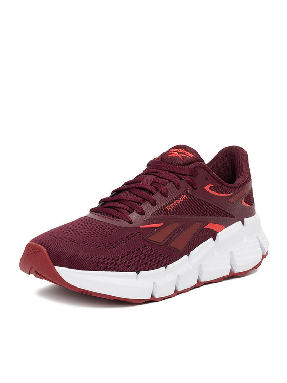 Buty sportowe widziane pod kątem z przodu, pokazany profil cholewki i podeszwy.
