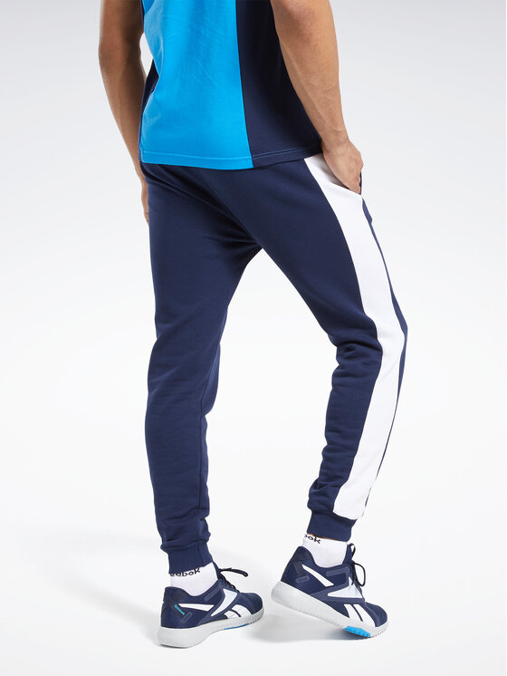 Jogger training best sale essentials linear logo